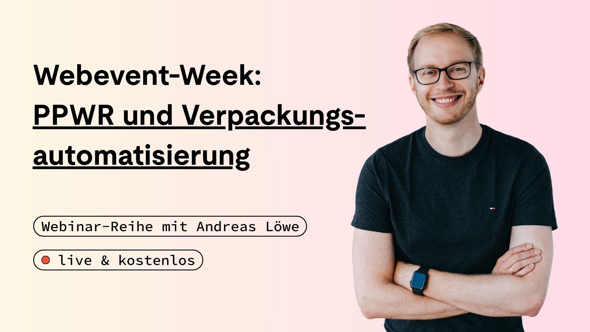 Ein lächelnder Mann mit Brille steht neben einem Text über ein kostenloses Logistik-Webinar zum Thema Verpackungsautomatisierung, das von Andreas Löwe moderiert wird.