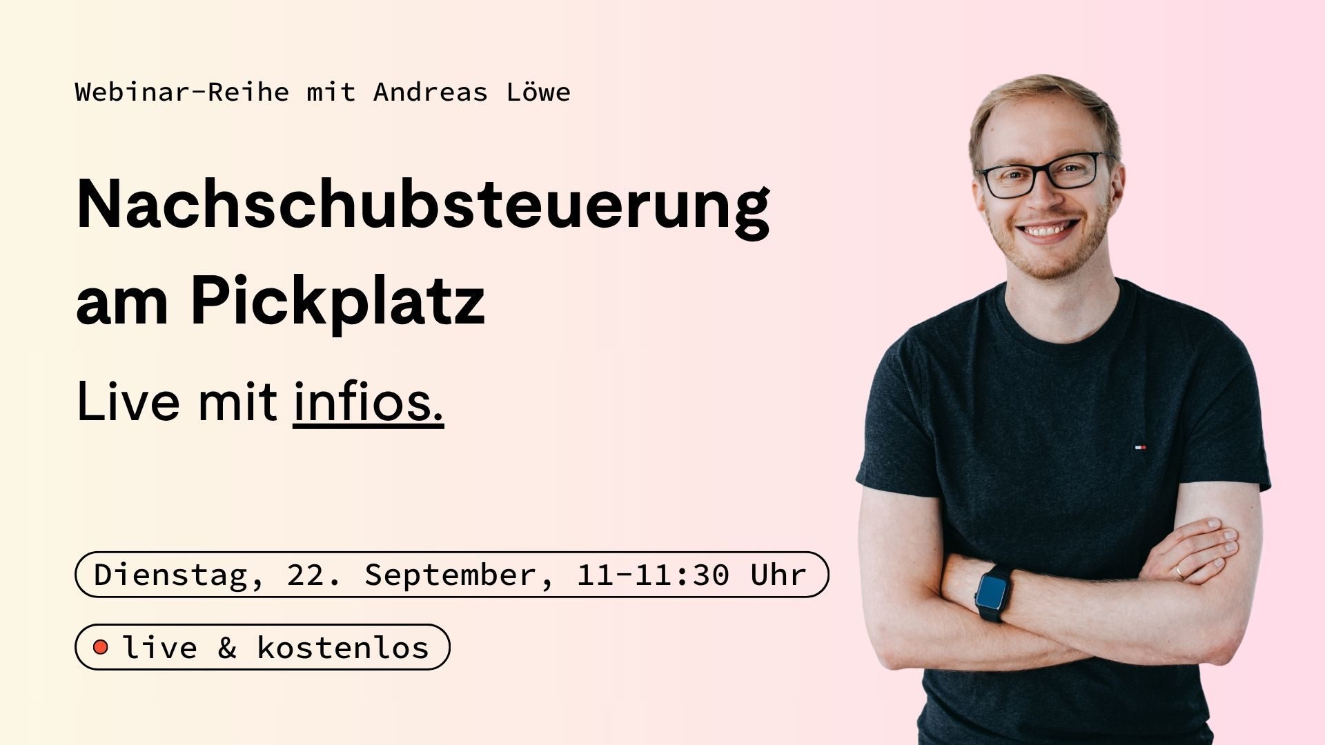 Ein lächelnder Mann mit Brille steht neben einem deutschen Webinar-Text zum Thema „Nachschubsteuerung am Pickplatz“ vor einem hellrosa Hintergrund mit Logistik-Motiv.