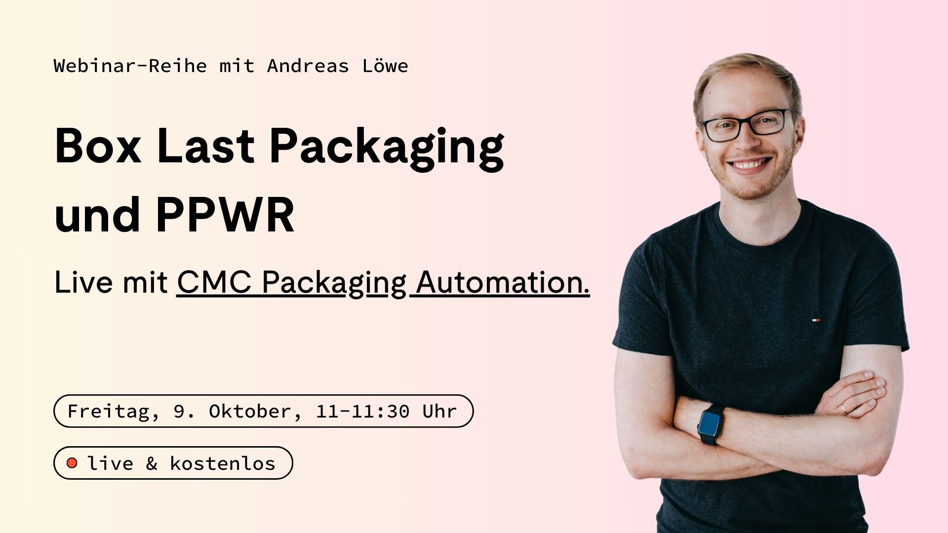 Ein lächelnder Mann mit Brille und verschränkten Armen steht neben den Webinar-Informationen zu „Box Last Packaging“ (PPWR), im Hintergrund sind Lagerregale zu sehen.