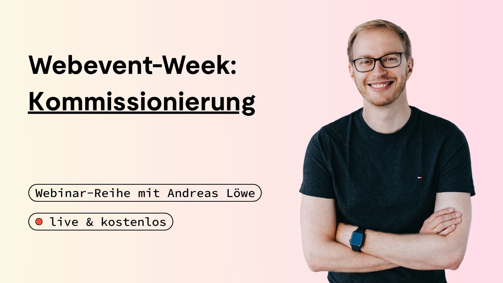 Ein lächelnder Mann mit Brille steht neben einem Text über eine kostenlose Live-Webinar-Reihe zum Thema Logistik-Kommissionierung, die von Andreas Löwe moderiert wird.