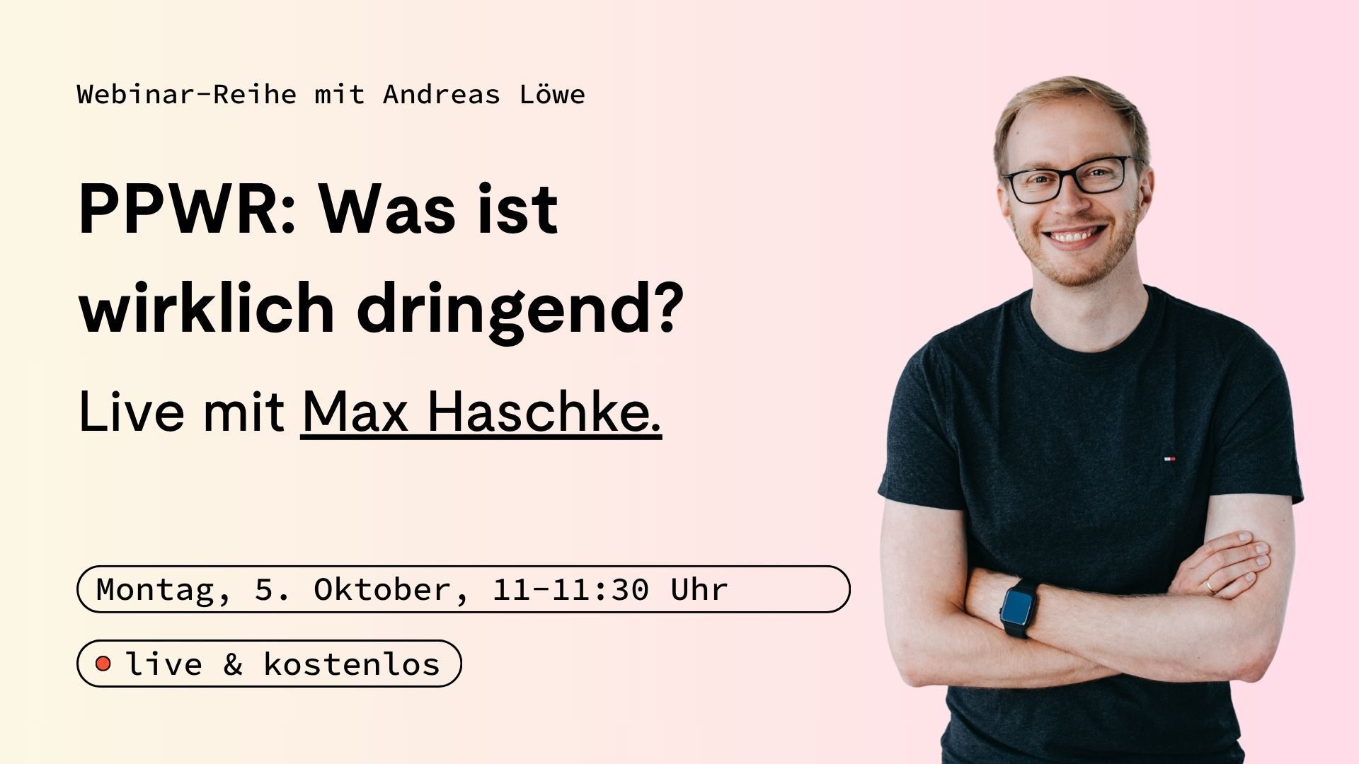 Ein lächelnder Mann mit Brille steht neben einem Text, der für ein kostenloses PPWR-Logistik-Webinar mit Andreas Löwe und Max Haschke am 5. Oktober wirbt.