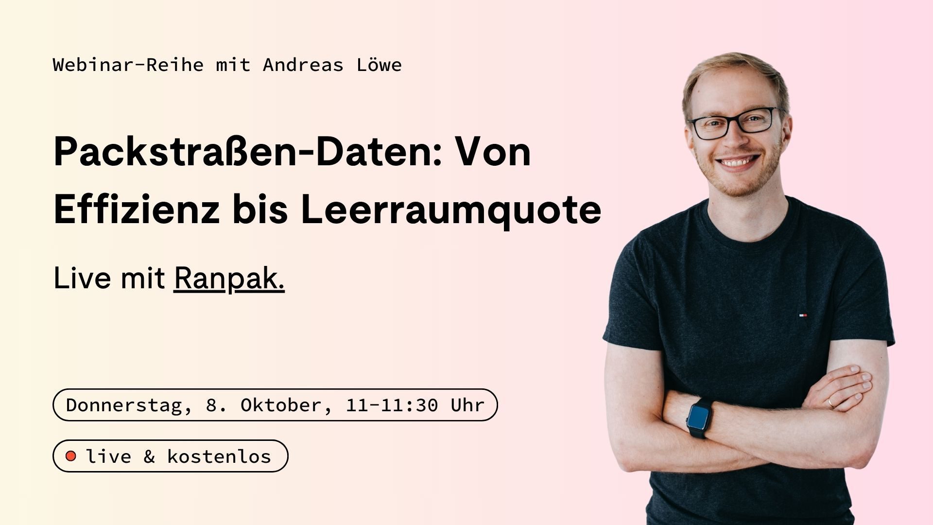Ein lächelnder Mann mit Brille steht neben einem Text über ein kostenloses Logistik-Webinar zu den Themen Verpackungsdaten, Effizienz und Leerräumanteil, das für den 8. Oktober angesetzt ist.
